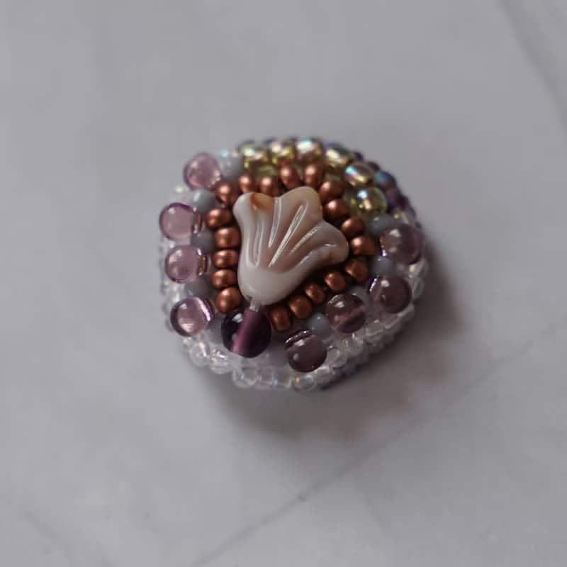 おしゃべりなピアス・イヤリング58, ブラウン×パープルのまる刺繍×大ぶり×選べる金具×一点もの×サージカルステンレス