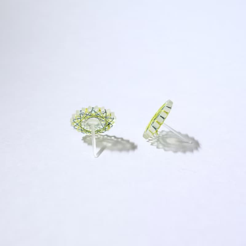 グリーンカラーのひと粒ピアス/イヤリング / 絹糸 / 送料無料