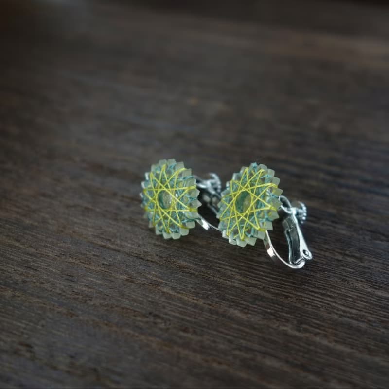 グリーンカラーのひと粒ピアス/イヤリング / 絹糸 / 送料無料
