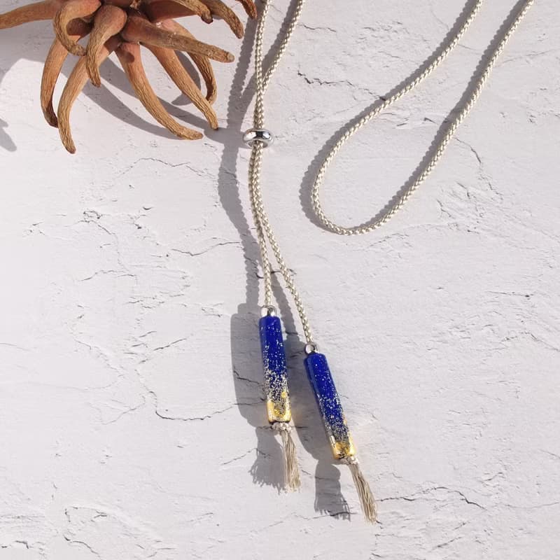 日本製　ラリエットネックレス  Ultramarine　銀化ガラス風モチーフ　金属アレルギー対応　ロングネックレス