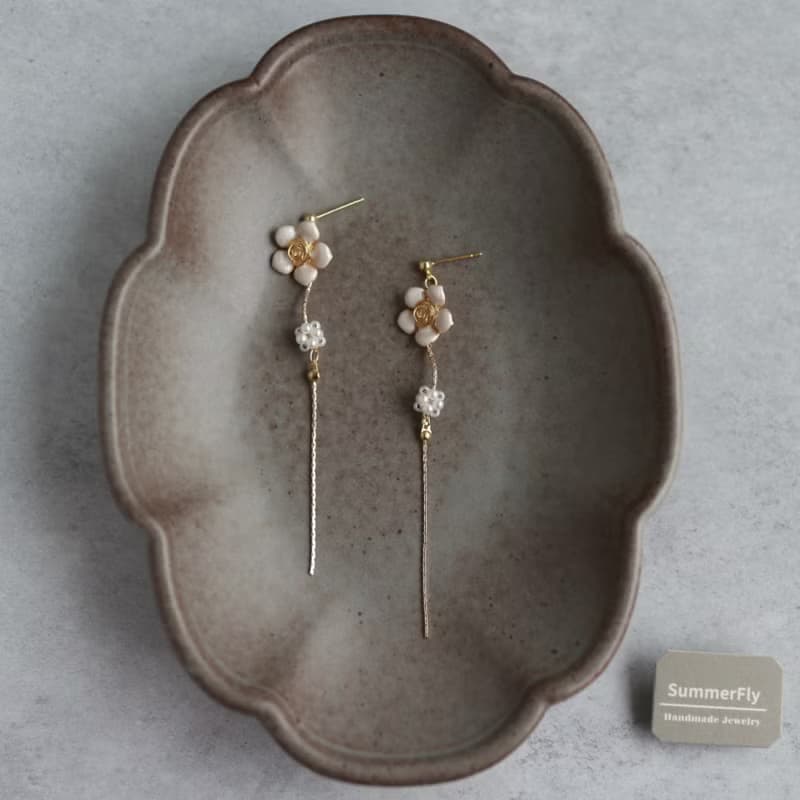 輕奢18k註金 簡約珍珠花朵長款垂墜耳環