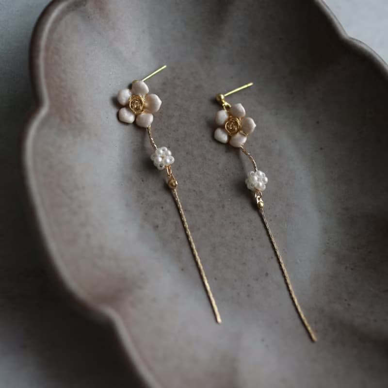 輕奢18k註金 簡約珍珠花朵長款垂墜耳環