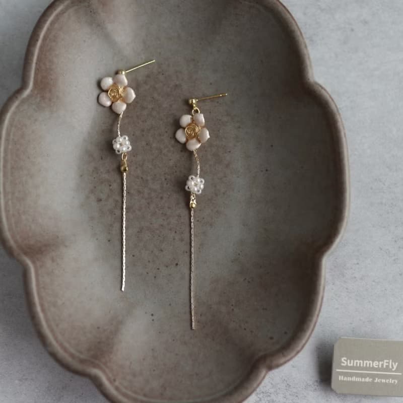 輕奢18k註金 簡約珍珠花朵長款垂墜耳環