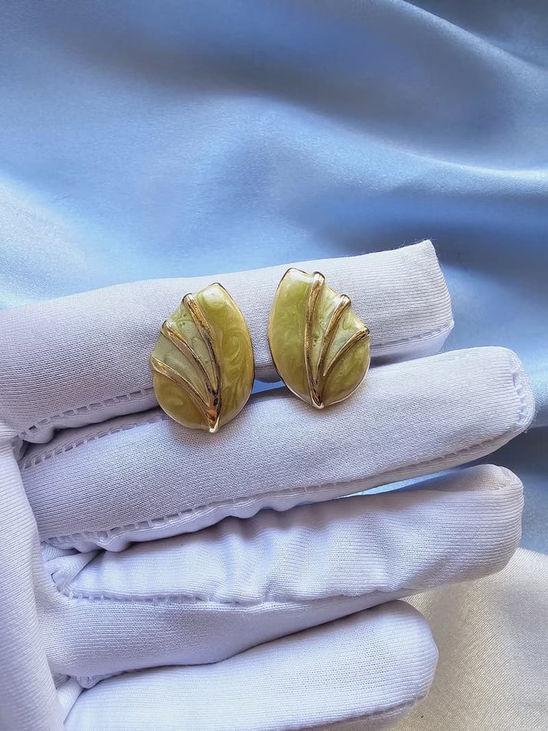 金線橄欖綠葉琺瑯夾式耳環/vintage西洋古董飾品