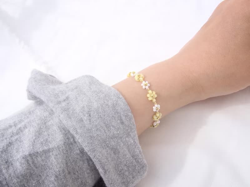 ビーズブレスレット　【　黄色いお花　】　マグネット金具　ペアアクセサリー　フラワー　バングル
