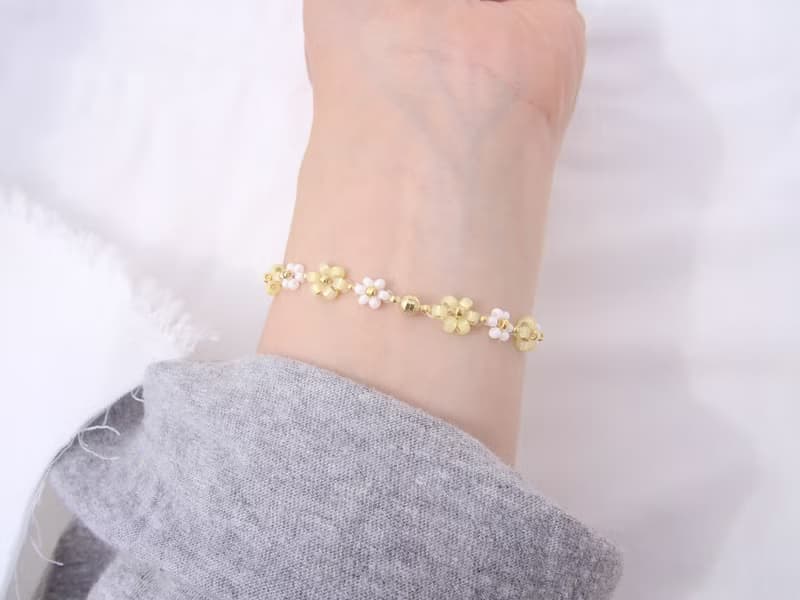 ビーズブレスレット　【　黄色いお花　】　マグネット金具　ペアアクセサリー　フラワー　バングル