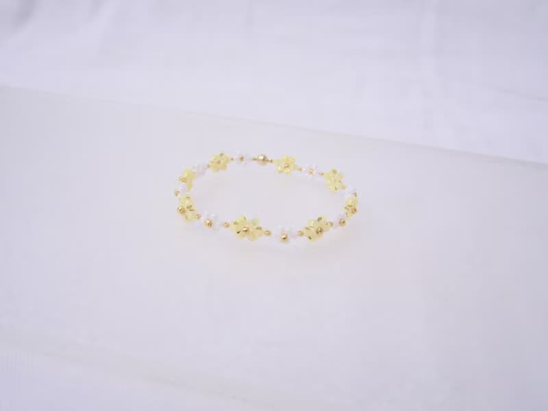 ビーズブレスレット　【　黄色いお花　】　マグネット金具　ペアアクセサリー　フラワー　バングル