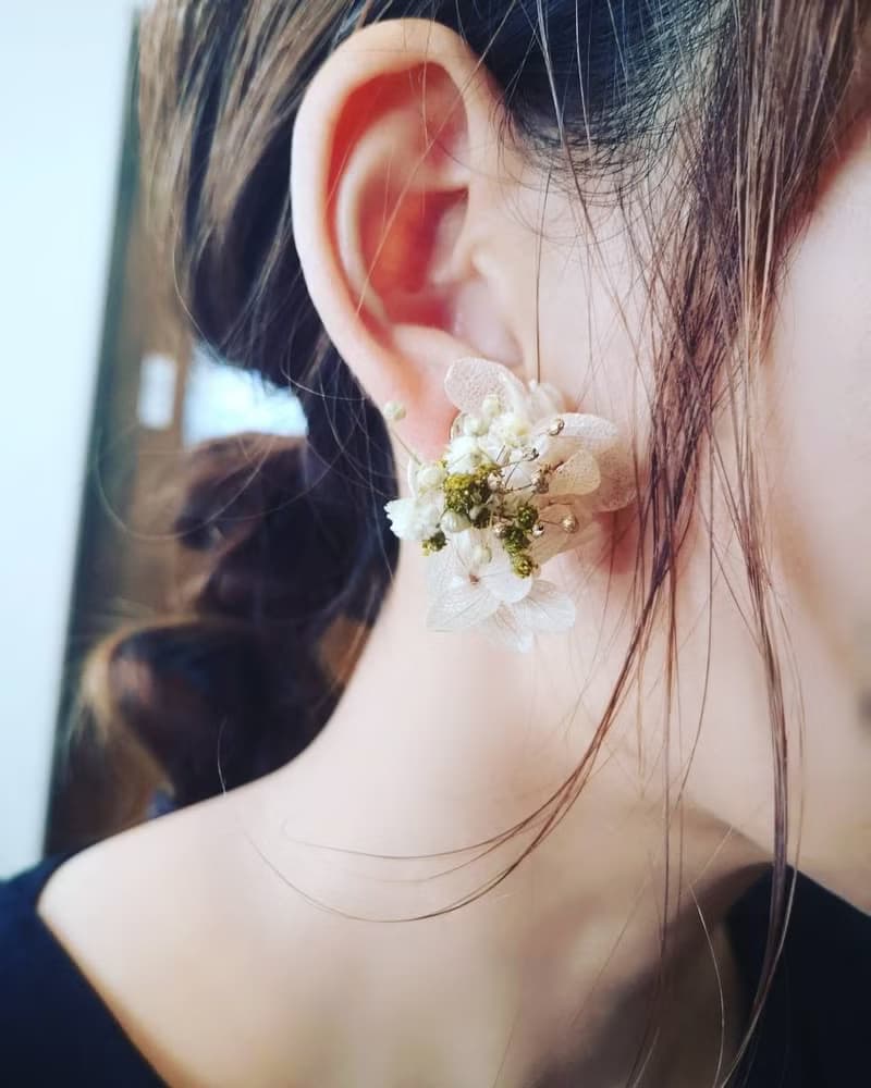 抹茶拿鐵風 不對稱花朵耳環 / 耳夾 / 抗過敏