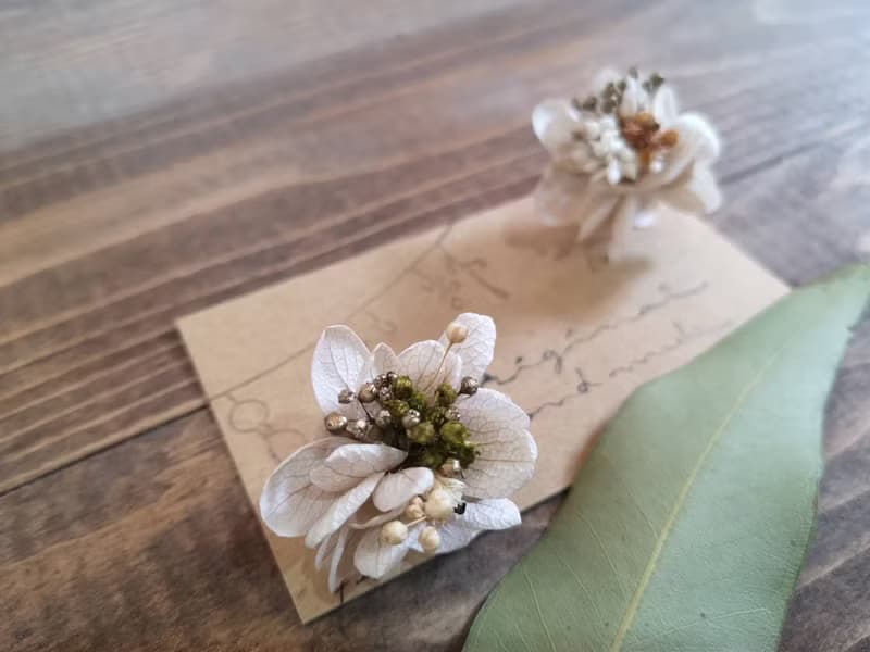 抹茶拿鐵風 不對稱花朵耳環 / 耳夾 / 抗過敏