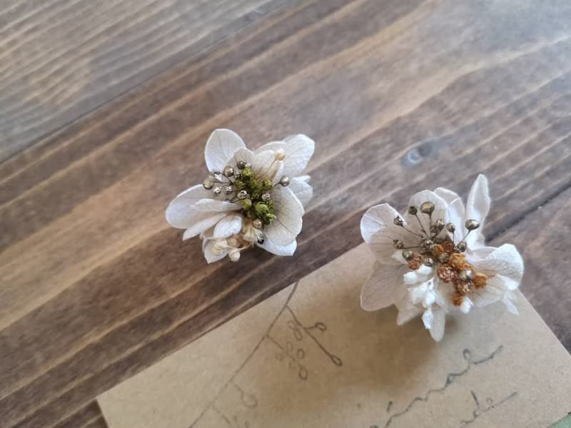 抹茶拿鐵風 不對稱花朵耳環 / 耳夾 / 抗過敏