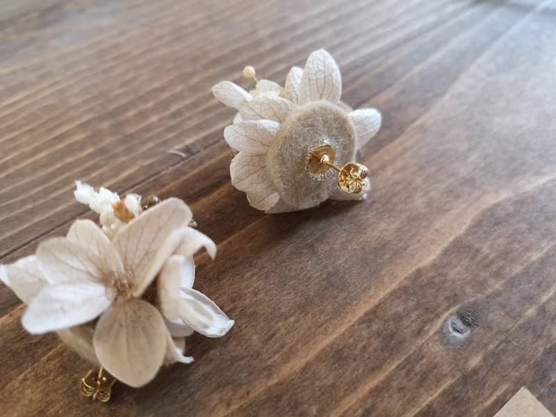 抹茶拿鐵風 不對稱花朵耳環 / 耳夾 / 抗過敏