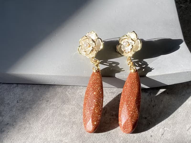 【玫瑰金沙。耳針】金砂石、金邊白玫瑰、手工彩釉|單品保證