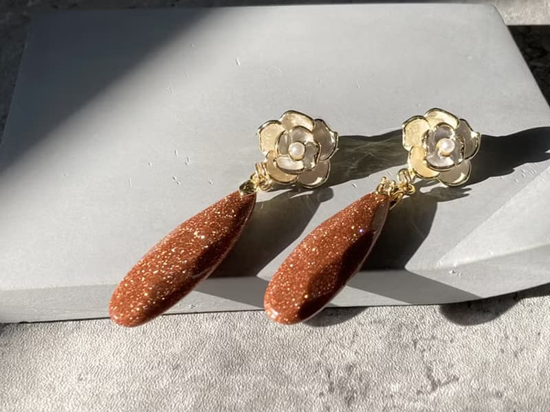 【玫瑰金沙。耳針】金砂石、金邊白玫瑰、手工彩釉|單品保證