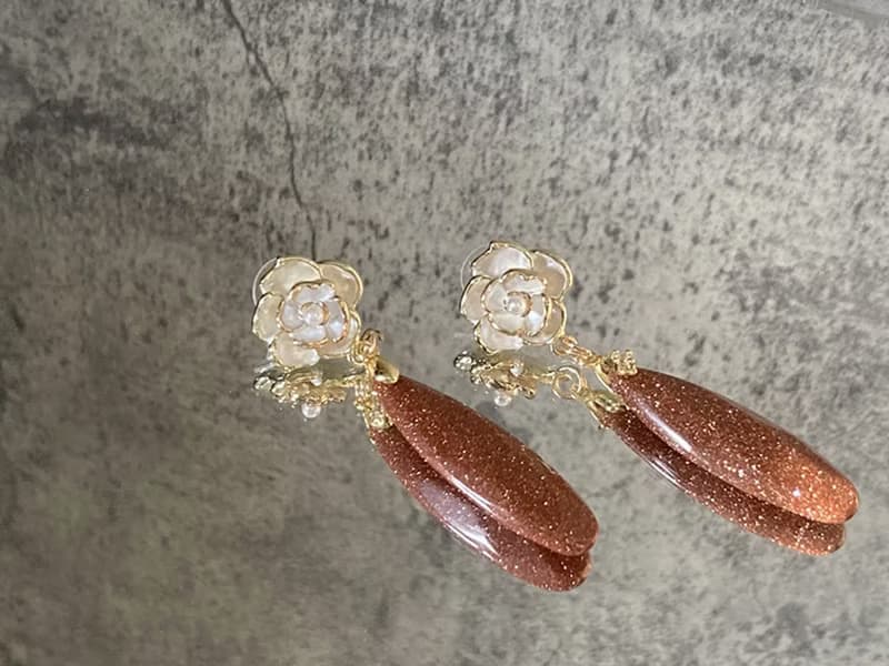 【玫瑰金沙。耳針】金砂石、金邊白玫瑰、手工彩釉|單品保證