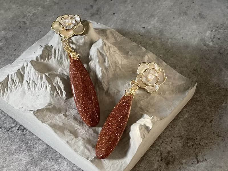 【玫瑰金沙。耳針】金砂石、金邊白玫瑰、手工彩釉|單品保證