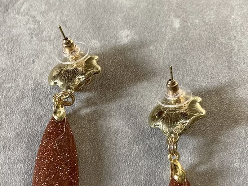 【玫瑰金沙。耳針】金砂石、金邊白玫瑰、手工彩釉|單品保證