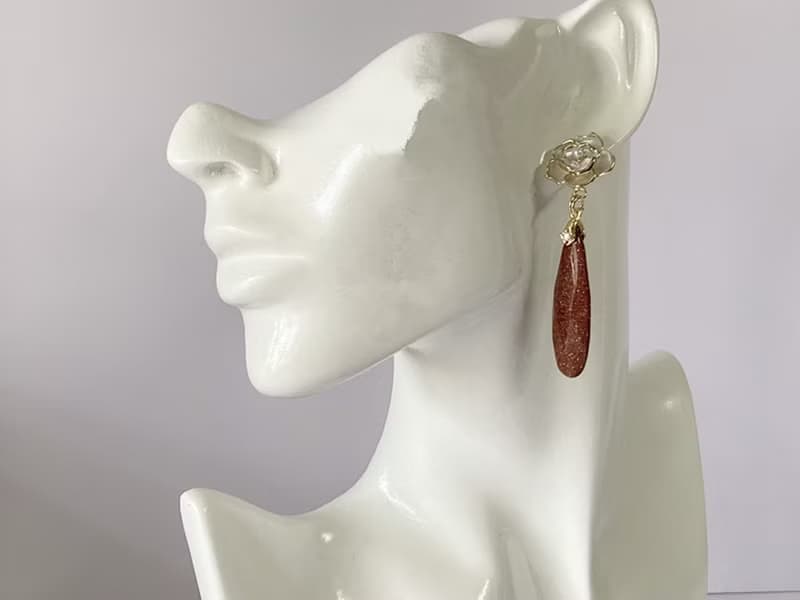 【玫瑰金沙。耳針】金砂石、金邊白玫瑰、手工彩釉|單品保證