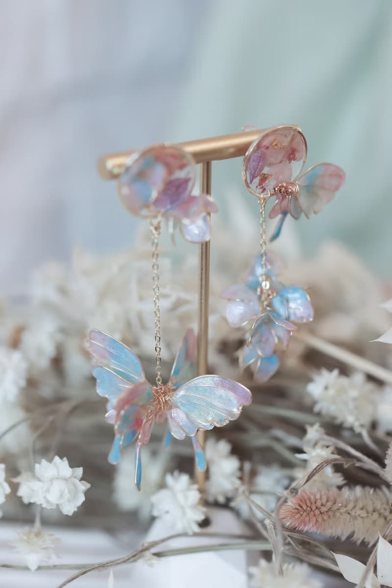 蝶夢  蝴蝶繡球壓花四邊無死角 不對稱 水晶花 樹脂花耳環