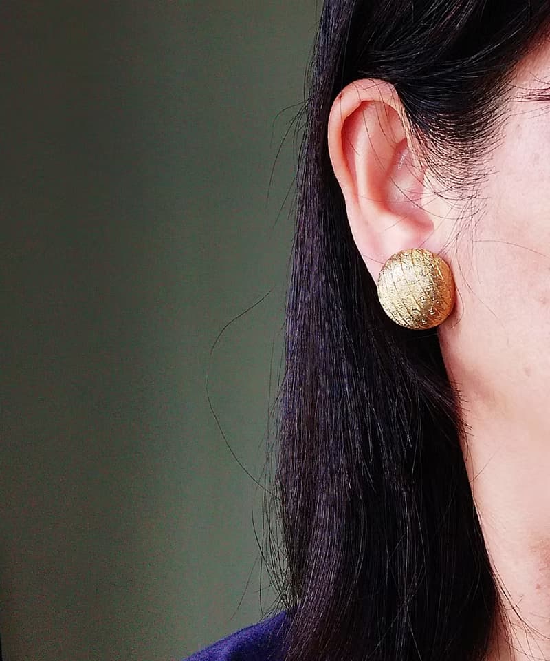 vintage jewelry  古典布紋金鈕扣造型  夾式耳環