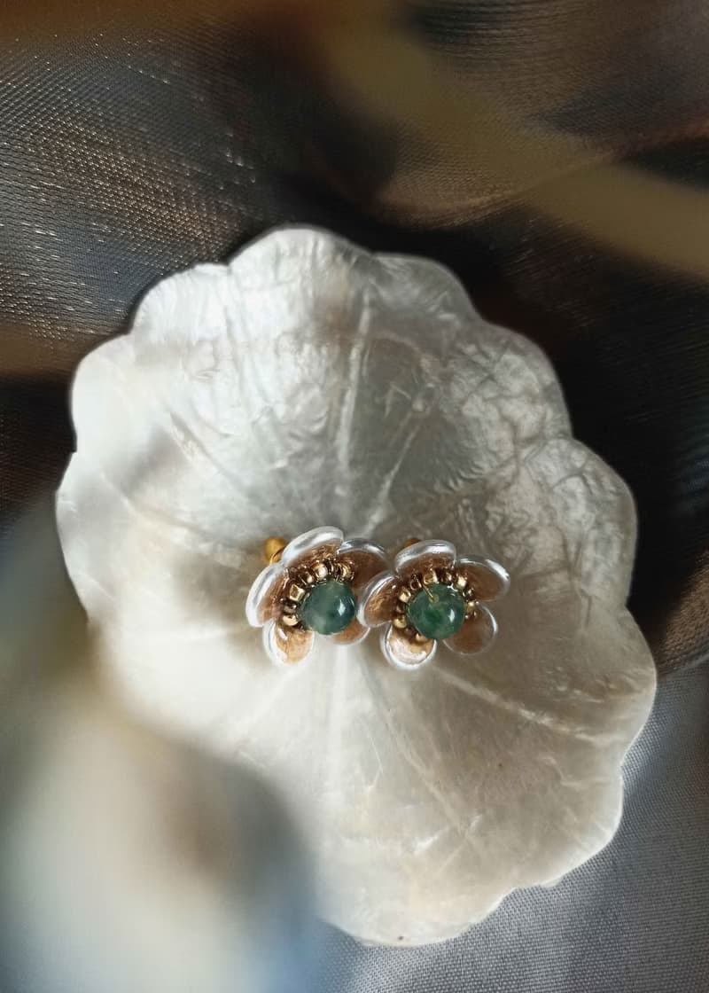 水草玉白花耳環