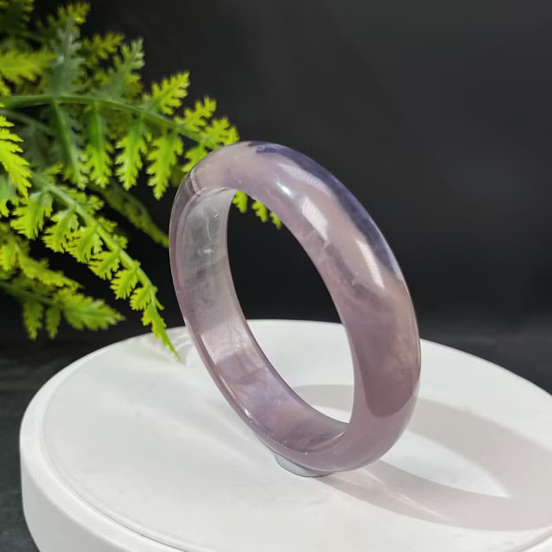 冰透灰紫羽毛螢石手鐲 60MM 海浪紋灰紫水晶手環 清甜迷人 襯膚色