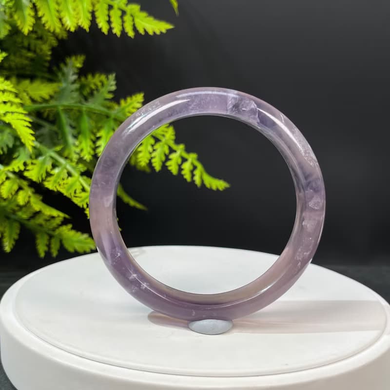 冰透灰紫羽毛螢石手鐲 60MM 海浪紋灰紫水晶手環 清甜迷人 襯膚色