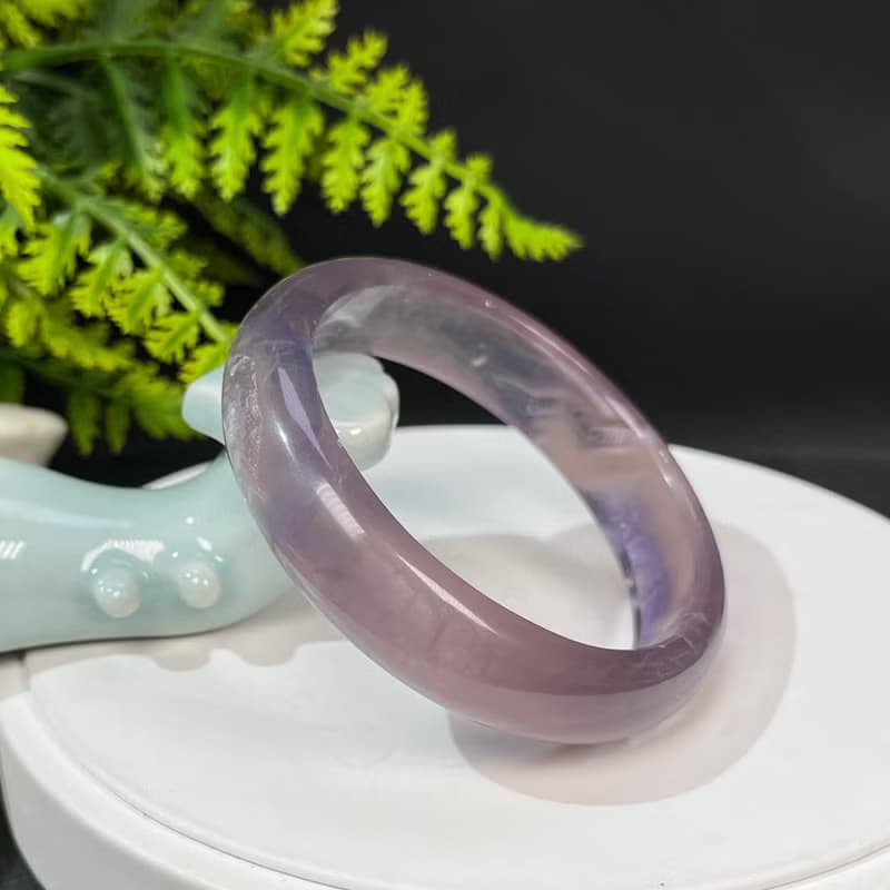 冰透灰紫羽毛螢石手鐲 60MM 海浪紋灰紫水晶手環 清甜迷人 襯膚色