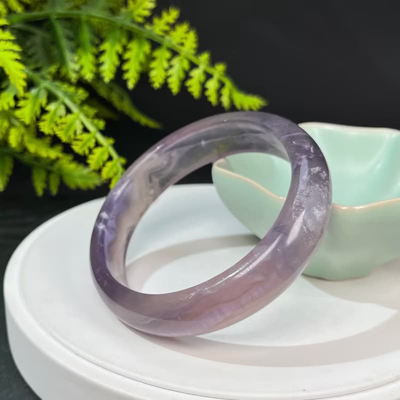 冰透灰紫羽毛螢石手鐲 60MM 海浪紋灰紫水晶手環 清甜迷人 襯膚色