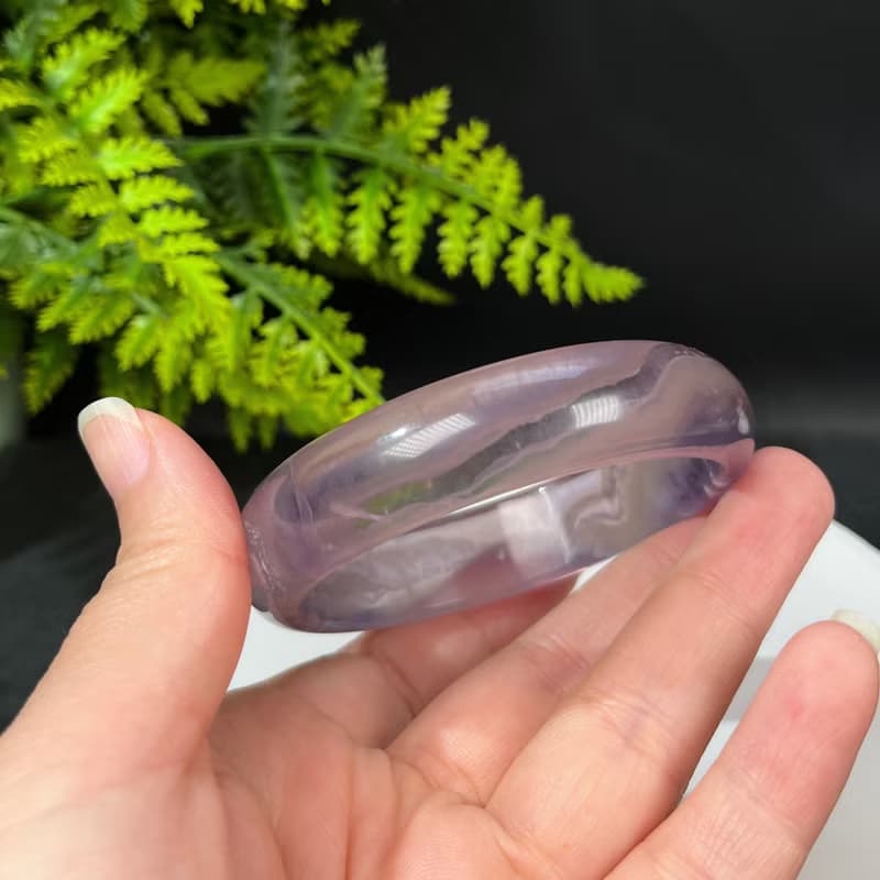 冰透灰紫羽毛螢石手鐲 60MM 海浪紋灰紫水晶手環 清甜迷人 襯膚色