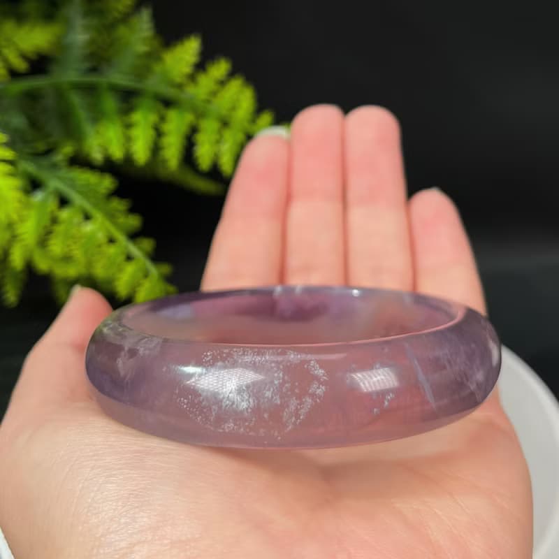 冰透灰紫羽毛螢石手鐲 60MM 海浪紋灰紫水晶手環 清甜迷人 襯膚色