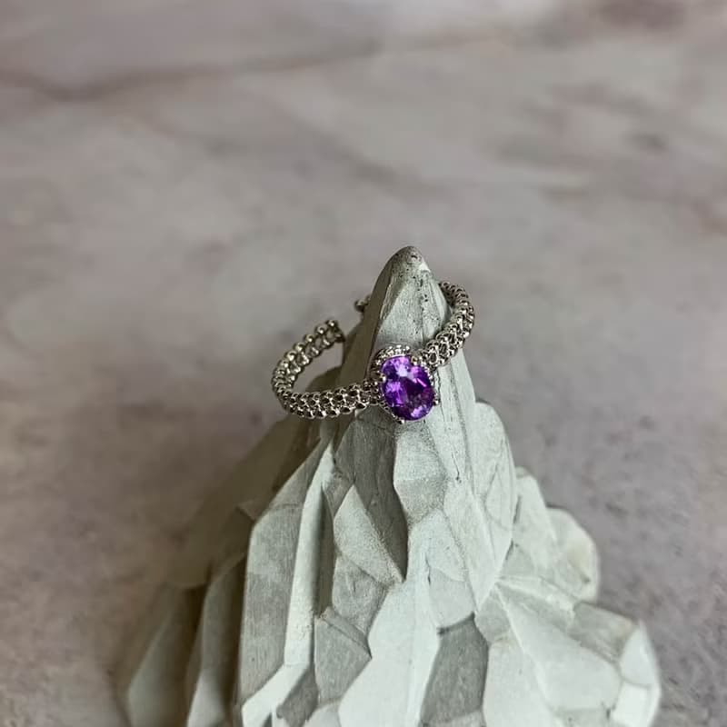 |鑲嵌珠寶| 紫水晶  鑲嵌寶石四爪橢圓形雙邊開口戒指 一物一圖