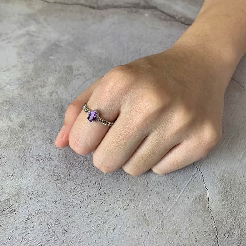 |鑲嵌珠寶| 紫水晶  鑲嵌寶石四爪橢圓形雙邊開口戒指 一物一圖