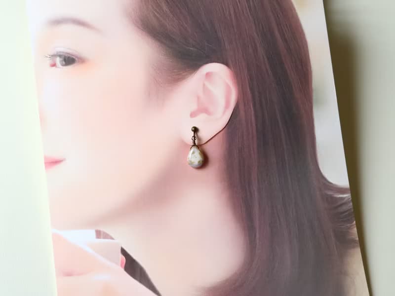 女神の微笑み　揺れる 雫 イヤリング しずく ドロップ 一粒 一滴 チェコガラス チェコビーズ 大理石風 大人 シック 上品 ブルーグレイ 青 灰 ベージュ