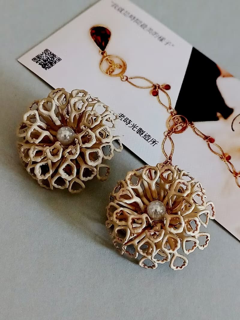 vintage jewelry 古董全簍空白琺瑯繡球花夾式耳環
