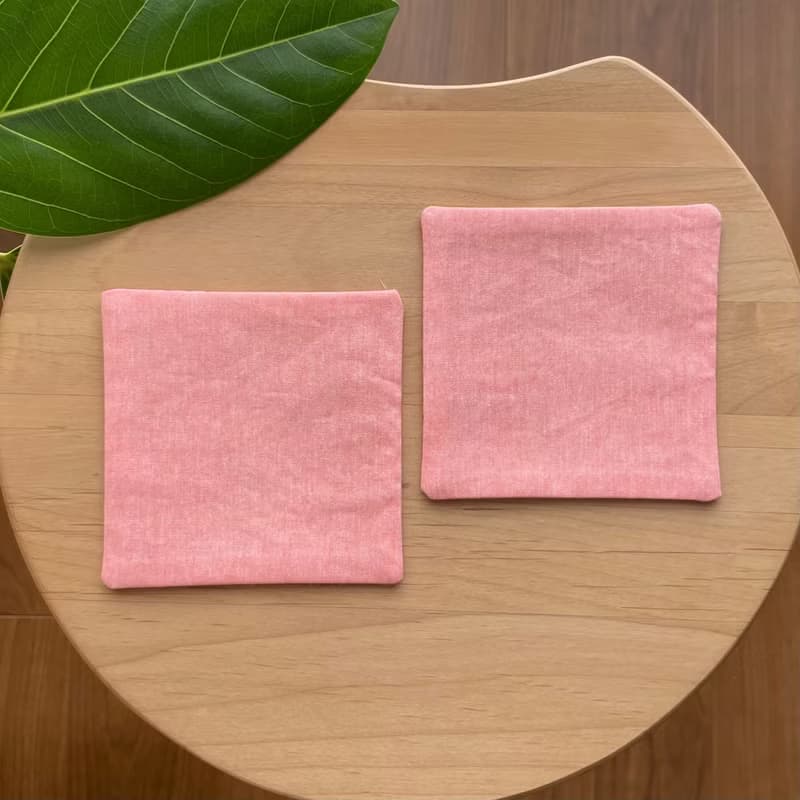 刺し子コースター2枚セット　方眼　赤　シンプル　刺繍　プレゼント　洗える　カフェ雑貨　コーヒー　紅茶　キッチン用品　布コースター　ささやかな贈り物　刺繡杯墊