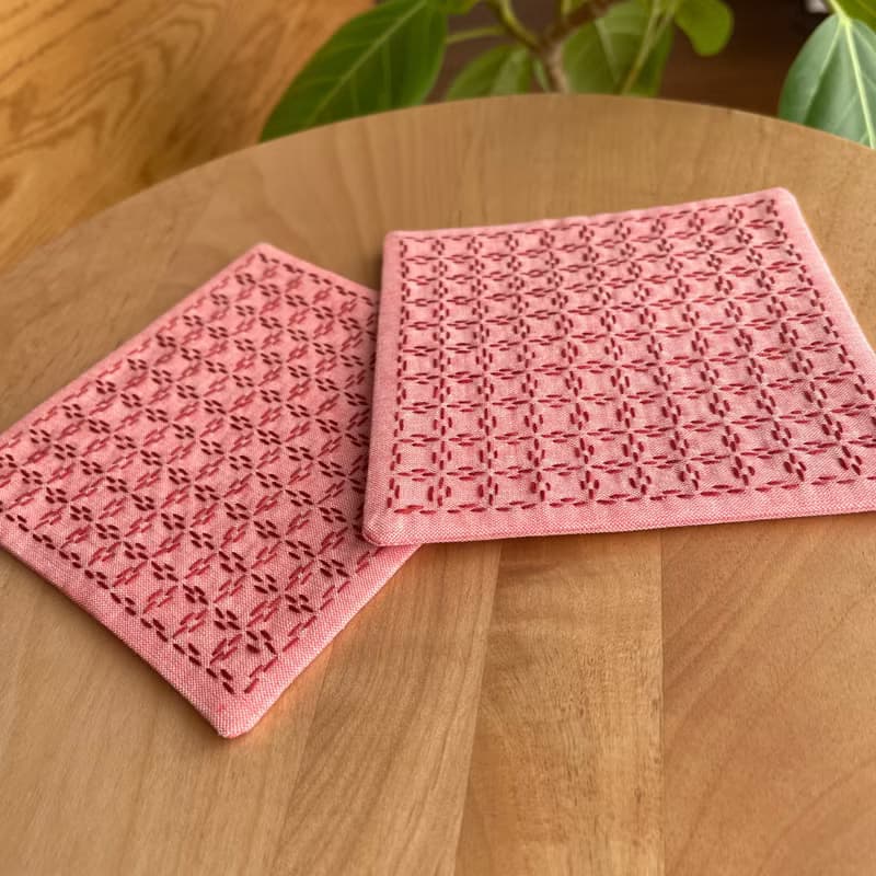 刺し子コースター2枚セット　方眼　赤　シンプル　刺繍　プレゼント　洗える　カフェ雑貨　コーヒー　紅茶　キッチン用品　布コースター　ささやかな贈り物　刺繡杯墊