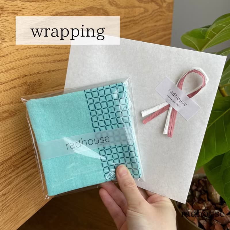 刺し子コースター2枚セット　方眼　赤　シンプル　刺繍　プレゼント　洗える　カフェ雑貨　コーヒー　紅茶　キッチン用品　布コースター　ささやかな贈り物　刺繡杯墊