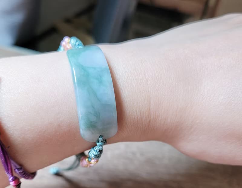 【親翠】天然翡翠 白底果綠飄花手牌