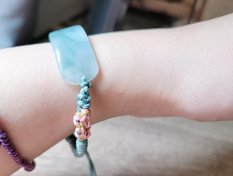 【親翠】天然翡翠 白底果綠飄花手牌