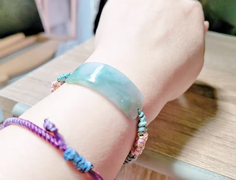 【親翠】天然翡翠 白底果綠飄花手牌