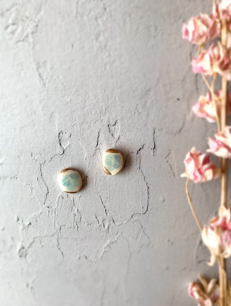 淡色 お花 絵付 金継ぎ 陶器 ピアス イヤリング ノンホールピアス ゴールド 金 ホワイト 白 水色 ライトブルー 小ぶり 小さい オフィス シンプル ギフト