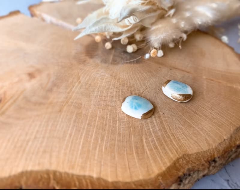 淡色 お花 絵付 金継ぎ 陶器 ピアス イヤリング ノンホールピアス ゴールド 金 ホワイト 白 水色 ライトブルー 小ぶり 小さい オフィス シンプル ギフト