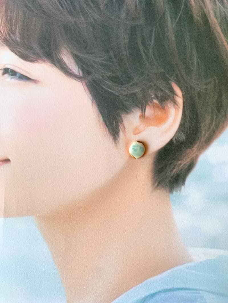 淡色 お花 絵付 金継ぎ 陶器 ピアス イヤリング ノンホールピアス ゴールド 金 ホワイト 白 水色 ライトブルー 小ぶり 小さい オフィス シンプル ギフト