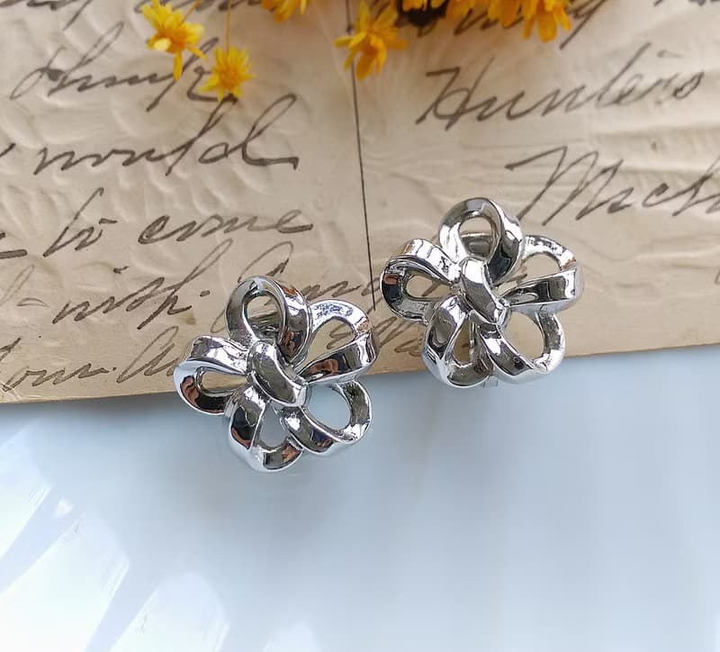 Vintage Jewelry 西洋古董飾品 TRIFARI 銀色調 小花結 夾式耳環