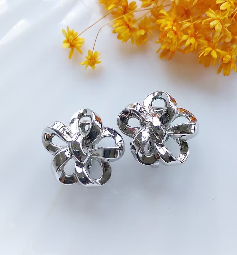 Vintage Jewelry 西洋古董飾品 TRIFARI 銀色調 小花結 夾式耳環