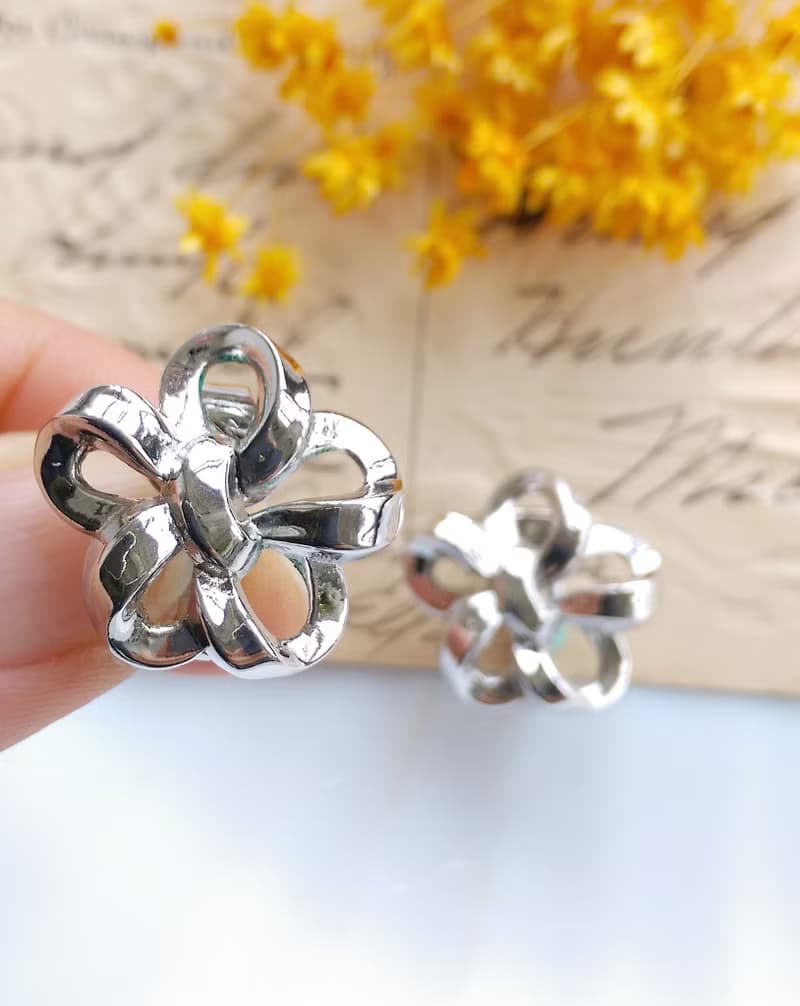 Vintage Jewelry 西洋古董飾品 TRIFARI 銀色調 小花結 夾式耳環