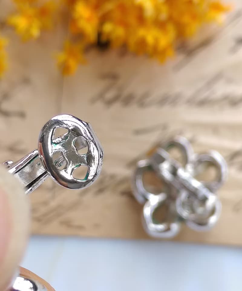 Vintage Jewelry 西洋古董飾品 TRIFARI 銀色調 小花結 夾式耳環