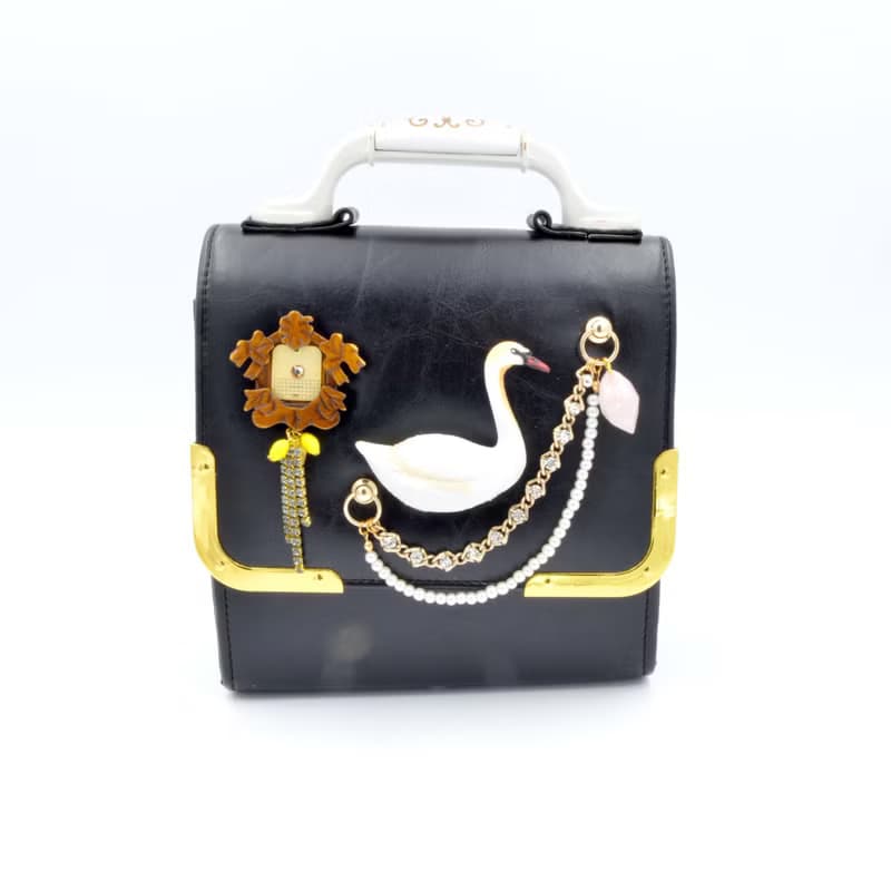 TIMBEE LO 黑色立體天鵝裝飾珠寶風手袋 PU仿皮包包 復古風門柄
