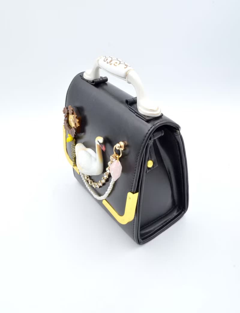 TIMBEE LO 黑色立體天鵝裝飾珠寶風手袋 PU仿皮包包 復古風門柄