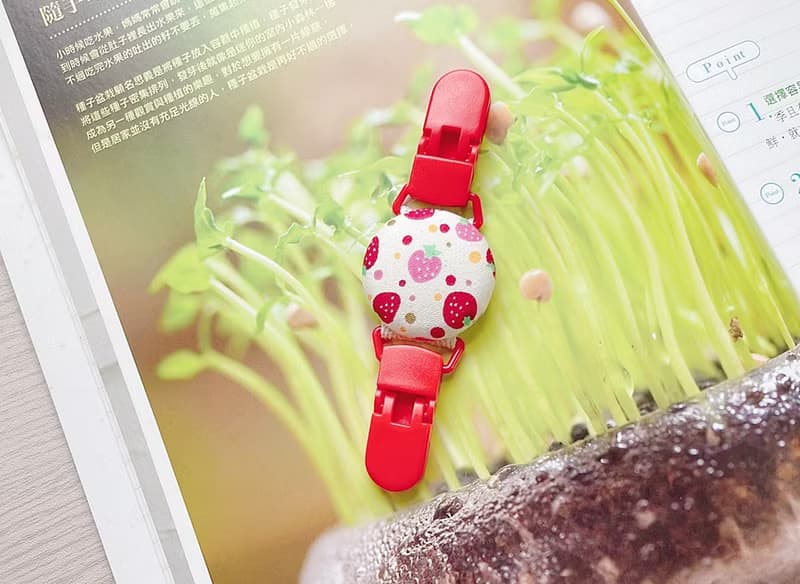 草莓紅紅4件組彌月禮 手工鞋 防水圍兜兜 手帕夾 平安符袋
